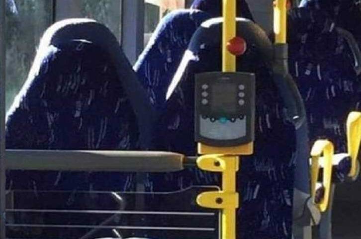 نساء منقبات أم كراسي حافلة؟.. صورة تفجر موجة من الغضب !
