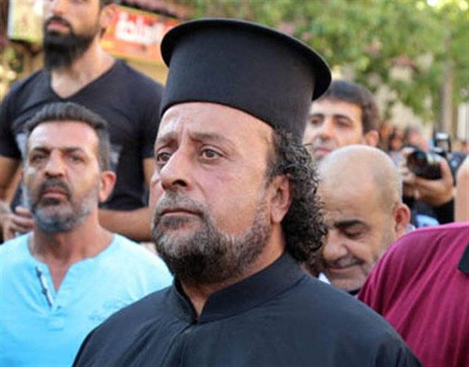 بالفيديو: لن تصدقوا ماذا قال هذا الكاهن في إستقبال أسير المقاومة المحرر!