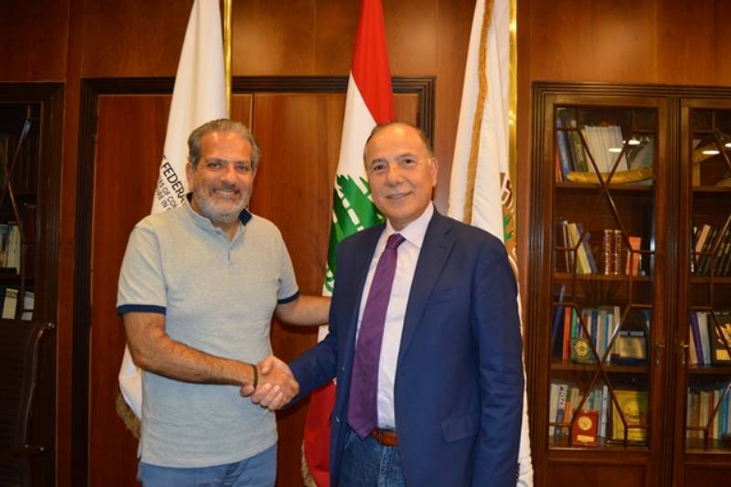 شماس بحث مع دبوسي في تبادل الخبرات وتطوير الخدمات