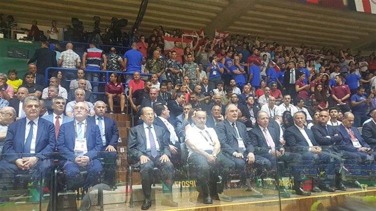 بالصورة والفيديو: فخامة الرئيس في المنصة الرسمية