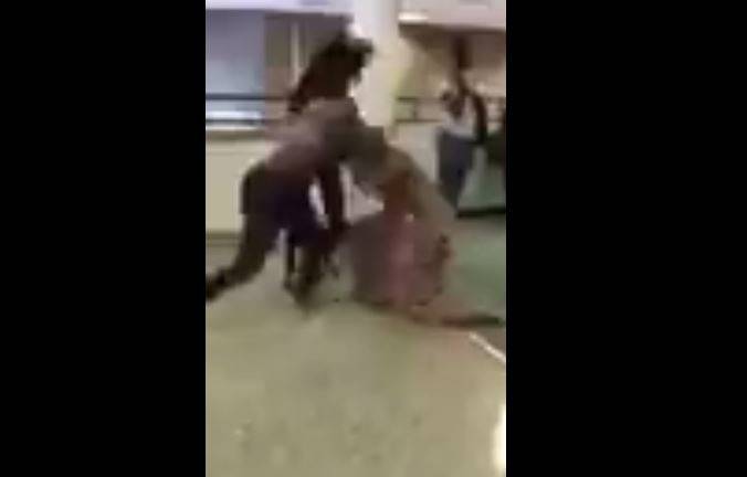 بالفيديو.. مشاجرة عنيفة بين فتاتين!