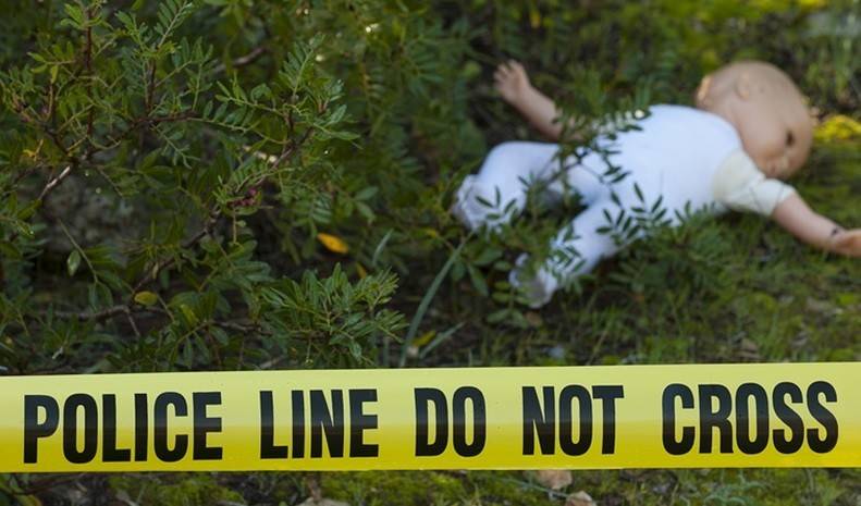 جريمةٌ مروّعة.. أمّ تقتل طفلتها بطريقة بشعة وتضلّل القوى الأمنية
