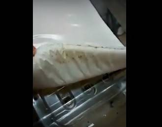 فيديو كارثي.. ديدان وحشرات تزاحم الرضع بعيادة أطفال!