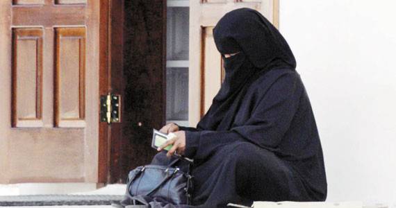 لن تتوقع.. متسولة تمتلك شققًا ومحال تجارية!