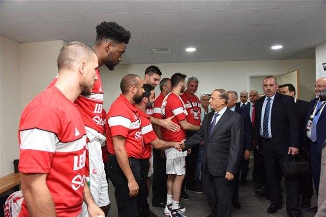 بالفيديو - هكذا فاجأ الرئيس عون لاعبي المنتخب اللبناني