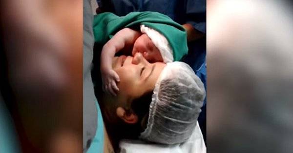 شاهدوا ماذا فعلت رضيعة مع والدتها لحظة ولادتها