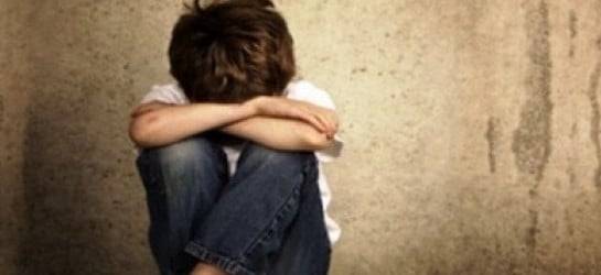لن تصدّقوا- أم تحبس طفلها وتجلده وتعرّيه وتقدّم له طعام الكلاب... إليكم تفاصيل شهادته المروّعة!