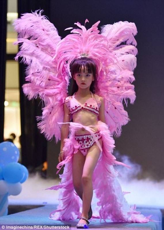 بالصور.. قاصرات يعرضن ملابس "Victoria's Secret" الداخلية!