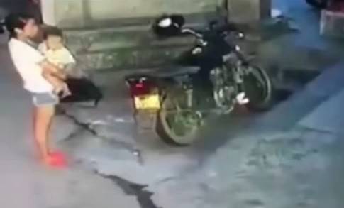 بالفيديو.. رد فعل صادم لسيدة رفضت إنقاذ طفل صغير!
