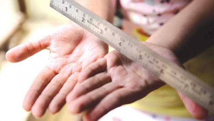 فيديو مسرّب.. مدير مدرسة يضرب تلامذته بالعصي بلا رحمة!