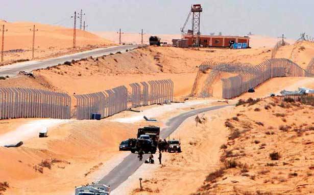 العدو يبني جداراً عازلاً عند حدود غزة