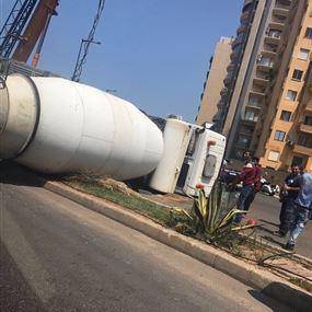 بالصور.. انقلاب جبالة باطون في الرملة البيضاء