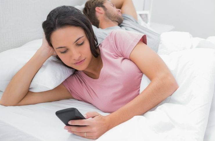 3 أماكن لا تحضر إليها هاتفك الذكي.. وإلا تدمّر حياتك!