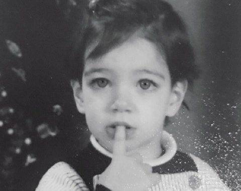 بالصورة: هذه الطفلة أصبحت نجمة عربية مثيرة.. من هي؟!