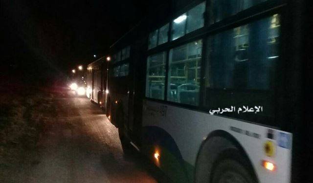 بالصور: وصول حافلات اضافية لاخراج مسلحي "أهل الشام"
