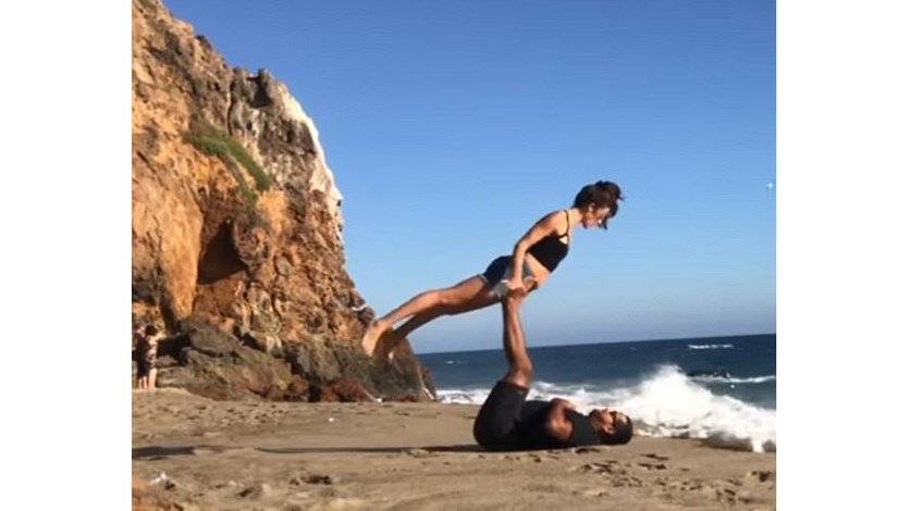بالفيديو: ثنائي أراد ممارسة اليوغا بطريقة رومنسية على الشاطئ... ماذا حصل معه؟
