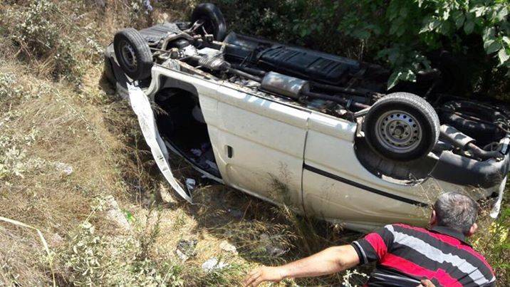 بالصورة.. انقلاب سيارة في عين الحور- الشوف