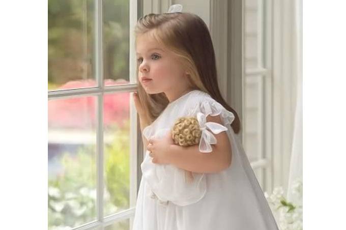 بالفيديو - طفلة تُركت وحيدة في المنزل والمارة يشكلون هرماً بشرياً لانقاذها!