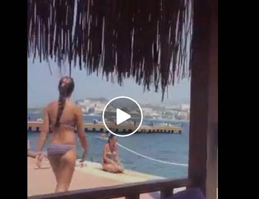 فيديو يثير جدلا واسعاً .. فتاة تؤدي الصلاة على الشاطئ بالـ"بيكيني"