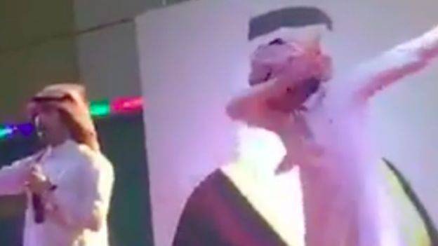 القبض على مغني سعودي لتأديته رقصة 