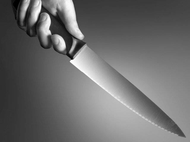 قتل زوجته حين كانت تُرضع طفلها... أكثر من 50 طعنة وإصابة في الرأس!