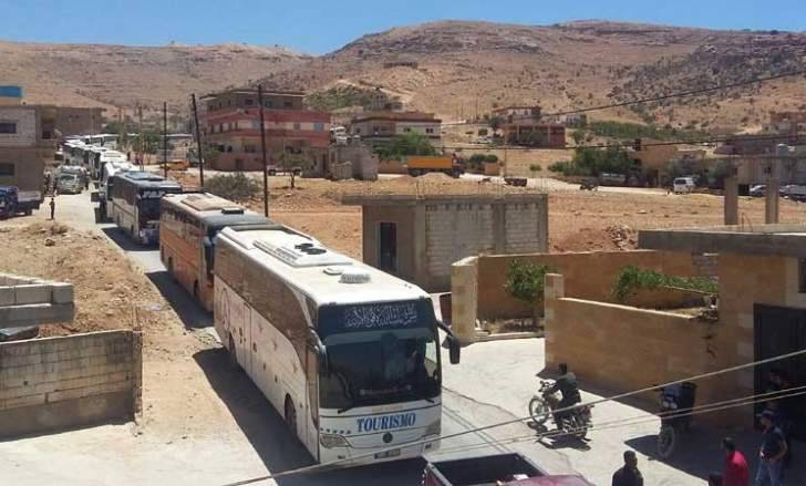 انطلاق حافلات المسلحين وعائلاتهم من عرسال الى القلمون عبر فليطة