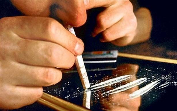 3 شبّان يتعاطون المخدرات علنًا