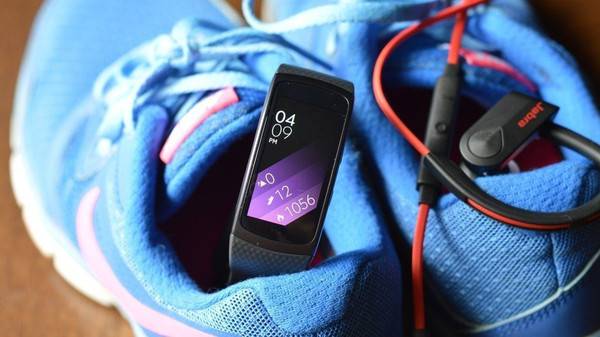 ما هو Gear Fit2 Pro الذي ستكشف سامسونغ عنه قريبا؟