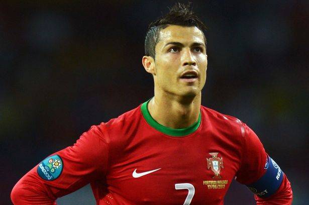 ايقاف البرتغالي كريستيانو رونالدو لاعب ريال مدريد خمس مباريات لدفعه الحكم عقب طرده في مباراة كأس السوبر المحلية أمام برشلونة