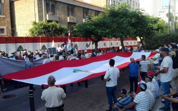 طالبوا بإقرار السلسلة وتصحيح الخلل فيها ولوّحوا بالإضراب غداً
العسكريّون المتقاعدون و«هيئة التنسيق» ومُتطوّعو الدفاع المدني
اعتصموا أمام مصرف لبنان وجمعيّة المصارف والمرفأ ورياض الصلح