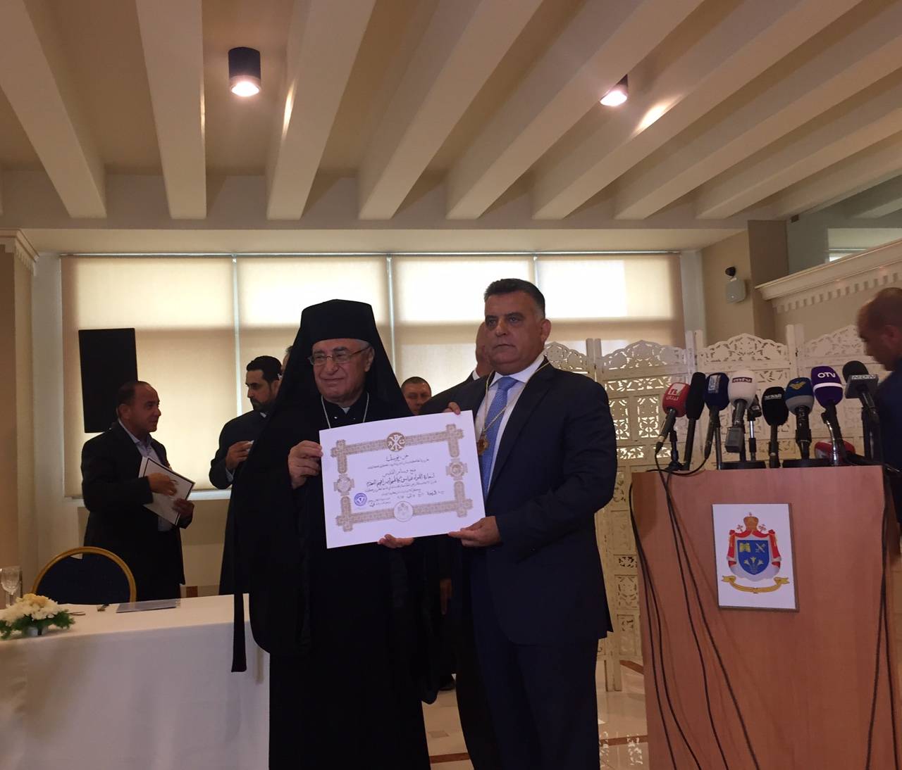 العبسي منح اللواء ابراهيم وسام القدس البطريركي