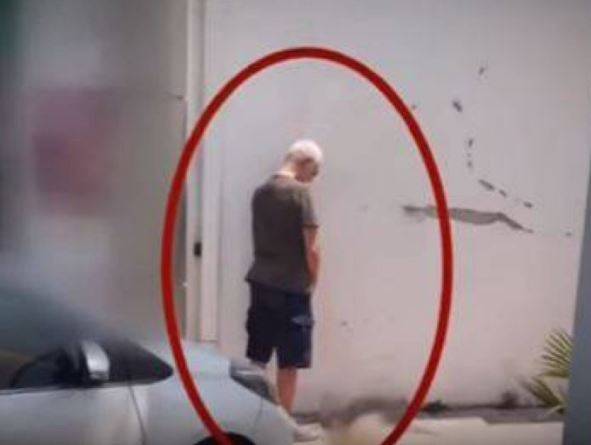 بالفيديو - نجم شهير يتبول على الحائط في الشارع.. شاهدوا ماذا حصل!؟
