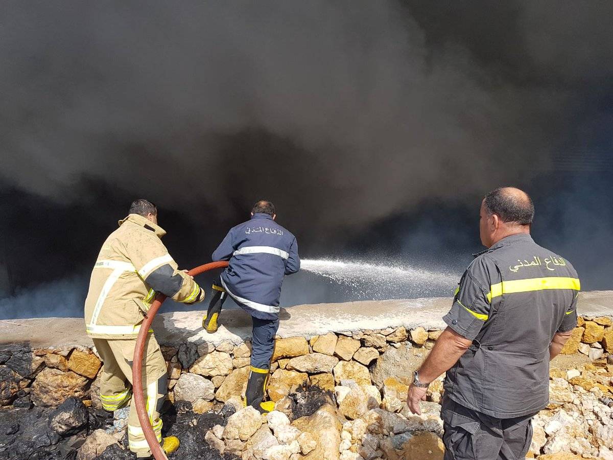 اندلاع النيران داخل معمل للبلاستيك في رومية، و عناصر الدفاع المدني تعمل على إخماد الحريق وحصر الأضرار في حدّها الأدنى