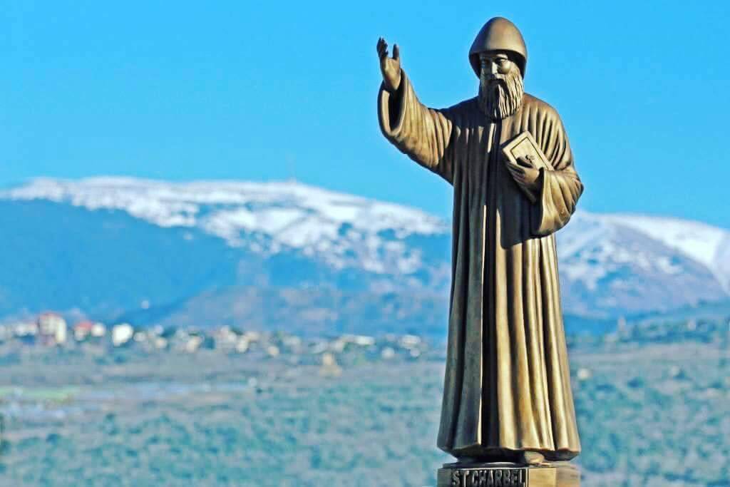 بالفيديو..اللمسات الاخيرة لاكبر تمثال في لبنان والعالم... مار شربل سيرتفع في فاريا