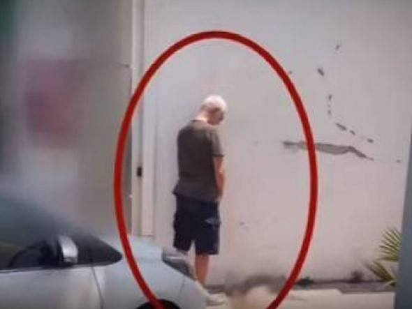 بالفيديو: نجم شهير يتبول على الحائط في الشارع.. شاهدوا ماذا حصل؟