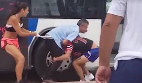 بالفيديو.. ماذا فعلت فتاة مع سائق حافلة اعتدى على صديقها بالضرب؟