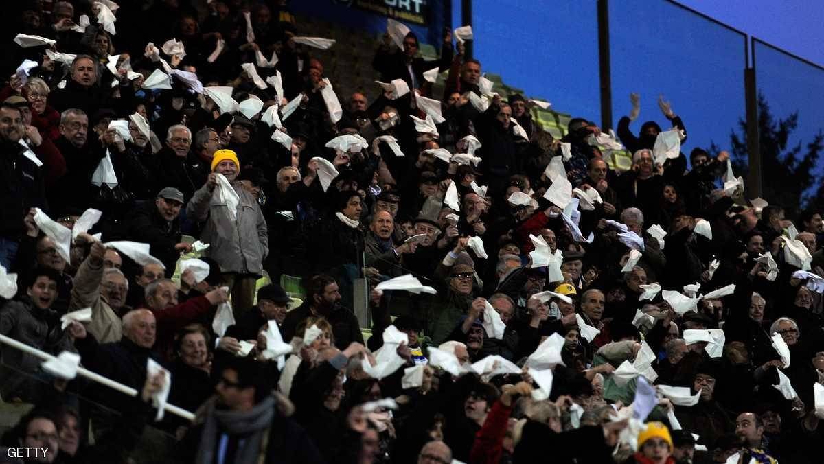 جماهير الريال ترفع الرايات البيضاء اعتراضاً.. فما القصة؟!