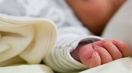 فتاة في الـ12 سنة تنجب سرّاً وترمي رضيعتها على الطريق!