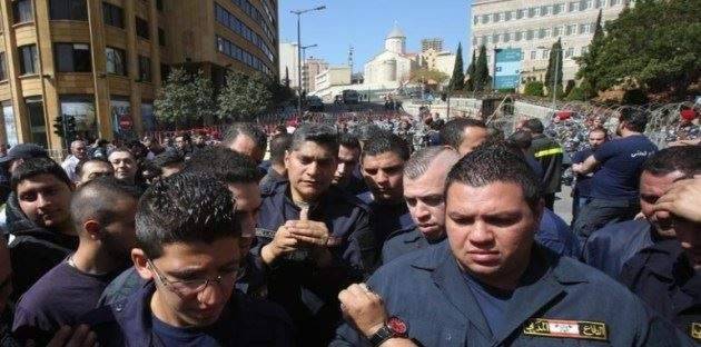 إعتصام لمتطوعي الدفاع المدني أمام السفارة الفرنسية في بيروت