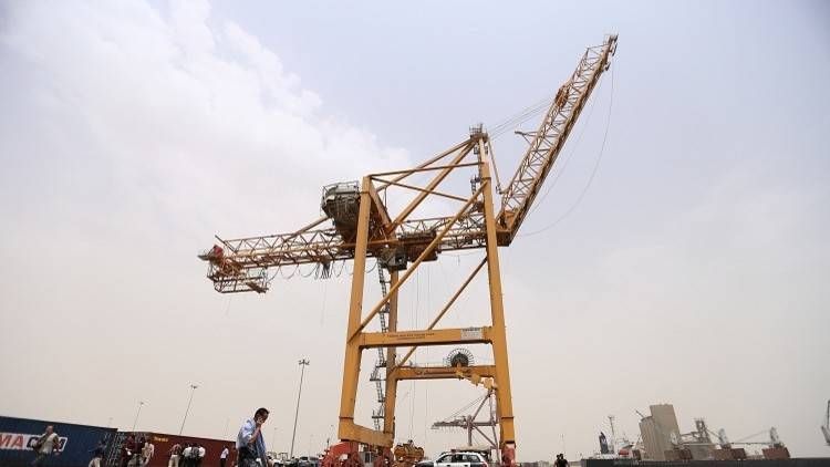 السعودية تركب رافعات في موانئ يمنية لتسهيل وصول المساعدات