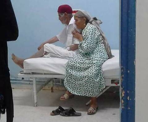 بالصورة.. تصرف امرأة عجوز مع زوجها المريض يشعل 