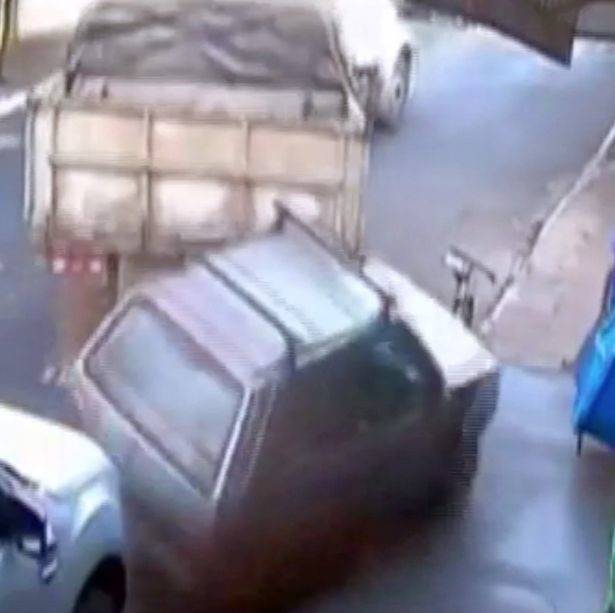 بالفيديو.. سائق يفقد السيطرة على شاحنة ويدمر متجرا!
