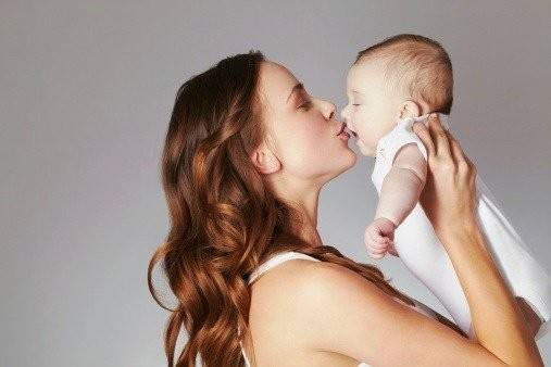 لهذه الأسباب الخطيرة.. توقفي عن تقبيل فم طفلك!