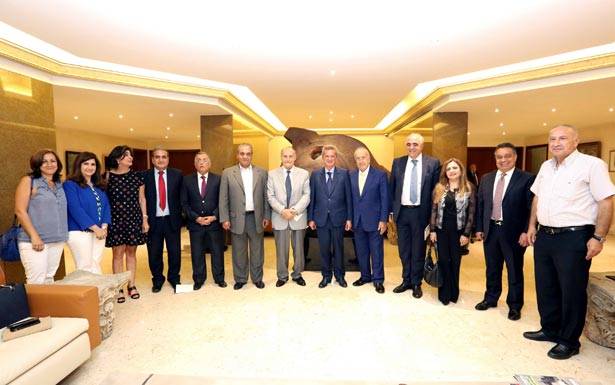 كلام «مُطمّئن» لحاكم مصرف لبنان رياض سلامة لنقابة المحرّرين :
لبنان لديه مُقومات لا تسمح بانهيار الليرة والإقتصاد الوطني
التهويل بالعقوبات وتأثيراتها غير صحيح وهو ضغط من جهّات مُعيّنة