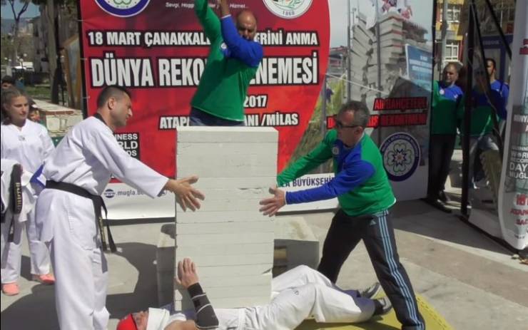 تُركي يدخُل 'غينيس' بعد تحطيم 16 حجر بناء على صدره!