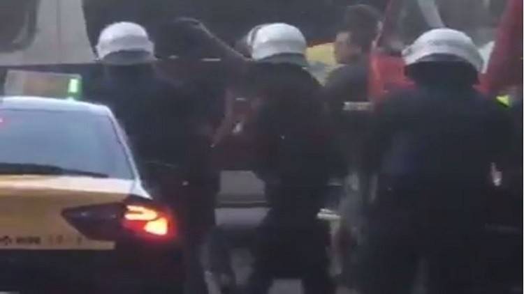شاهدوا لحظة القبض على مشتبه به في تنفيذ هجوم برشلونة