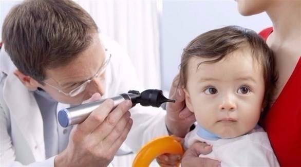 كيف تعرفين أن طفلك مصاب بالتهاب الأذن الوسطى؟