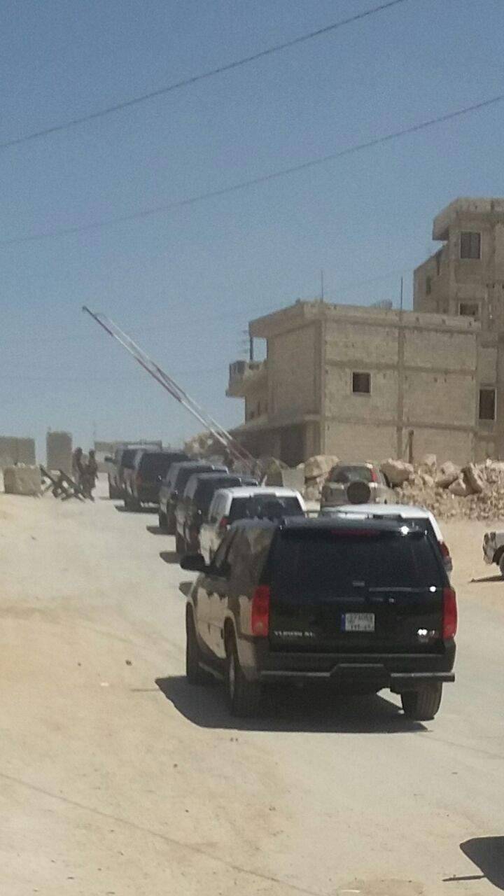 وصول موكب الأمن العام والصليب الاحمر إلى حاجز وادي حميد بعرسال