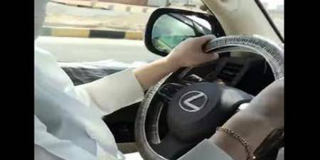بالفيديو - امرأة بزي رجل تقود سيارة تثير جدلأً في السعودية!