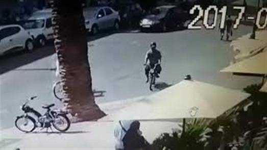 بالفيديو.. لحظة سرقة دراجة نارية في وضح النهار بمراكش!